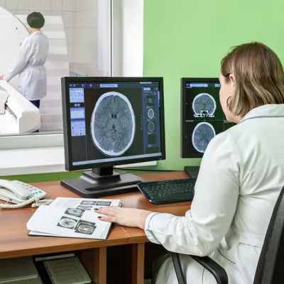 MRI des Kopfes (Gehirn) ohne und nach Kontrastmittelgabe (CM)