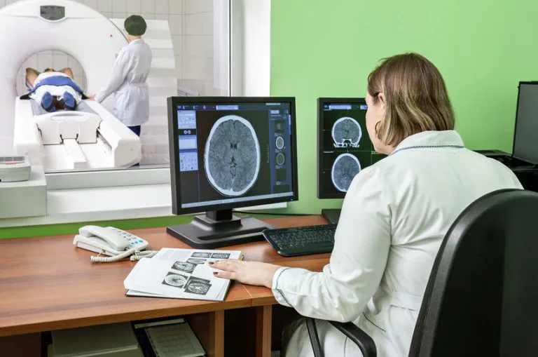 mri-głowy-mózgowia-bez-i-po-kontraście-cm-badamysie MRI des Kopfes (Gehirn) ohne und nach Kontrastmittelgabe (CM)